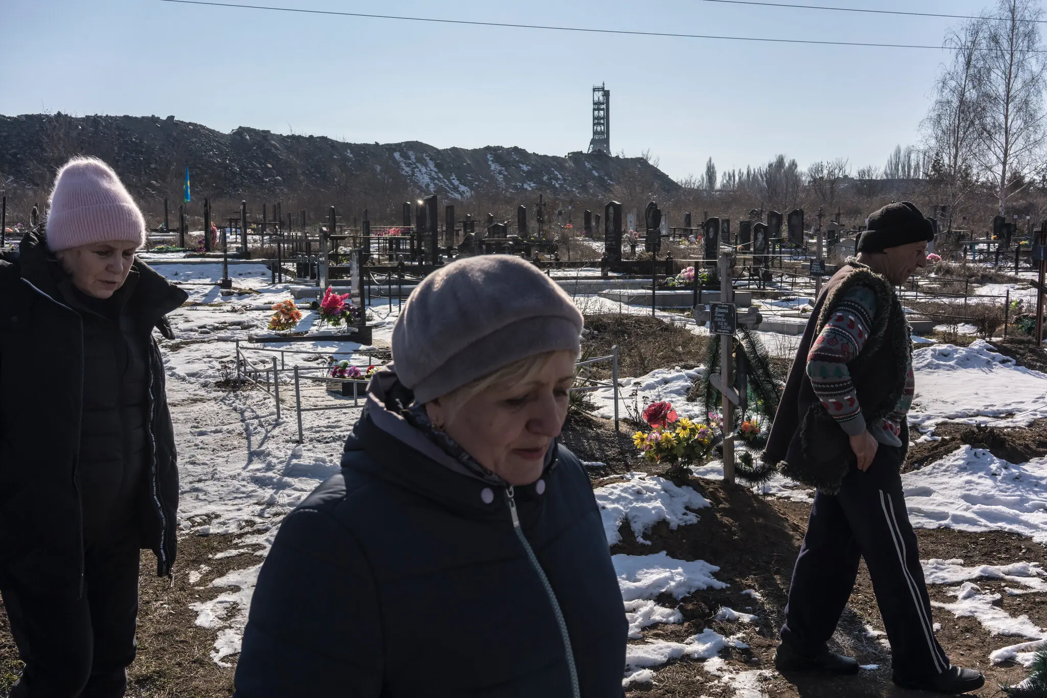 Людмила Шестакова (ліворуч), яка входить до правління екологічної організації «Флора», та Надія Мацько на кладовищі, де похований чоловік пані Мацько, у Неопалимівці.